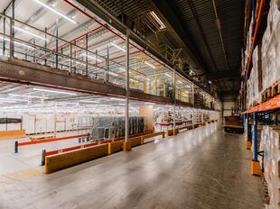 Het betreft de verhuur van een logistiek gebouw op een uitstekende locatie ten zuiden van Brussel, gelegen tussen de E19 (Antwerpen-Brussel) en de N6.
Het gebouw heeft een oppervlakte van ca. 7275 m², bestaande uit ca. 6770 m² opslagruimte en ca. 505