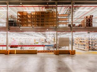 Het betreft de verhuur van een logistiek gebouw op een uitstekende locatie ten zuiden van Brussel, gelegen tussen de E19 (Antwerpen-Brussel) en de N6.
Het gebouw heeft een oppervlakte van ca. 7275 m², bestaande uit ca. 6770 m² opslagruimte en ca. 505