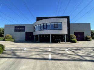 Het betreft de verhuur van een magazijn met kantoren in het bedrijvenpark Doornpark te Beveren, gelegen vlakbij de N70, dewelke voor een vlotte verbinding zorgt met de E34/E17. 

Deze unit heeft  een oppervlakte van ca. 1665 m&sup2;, bestaande uit ca. 1375 m