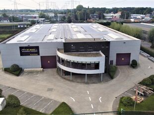 Het betreft de verhuur van een magazijn met kantoren in het bedrijvenpark Doornpark te Beveren, gelegen vlakbij de N70, dewelke voor een vlotte verbinding zorgt met de E34/E17. 

Deze unit heeft  een oppervlakte van ca. 1665 m&sup2;, bestaande uit ca. 1375 m