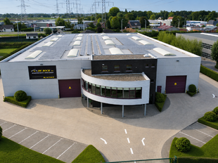 Het betreft de verhuur van een magazijn met kantoren in het bedrijvenpark Doornpark te Beveren, gelegen vlakbij de N70, dewelke voor een vlotte verbinding zorgt met de E34/E17.
Deze unit heeft een oppervlakte van ca. 1665 m², bestaande uit ca. 1375 m