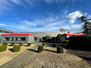 Het betreft de verhuur van een representatief bedrijfsgebouw te Verrebroek. Dit bedrijfsgebouw geniet een uitstekende ligging nabij enkele belangrijke invalswegen zoals de E34 en de Ring van Antwerpen. Hierdoor geniet deze eveneens een zeer goede en vlott