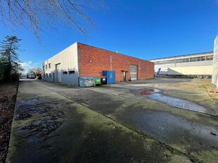 Het betreft de verhuur van een representatief bedrijfsgebouw te Verrebroek. Dit bedrijfsgebouw geniet een uitstekende ligging nabij enkele belangrijke invalswegen zoals de E34 en de Ring van Antwerpen. Hierdoor geniet deze eveneens een zeer goede en vlott