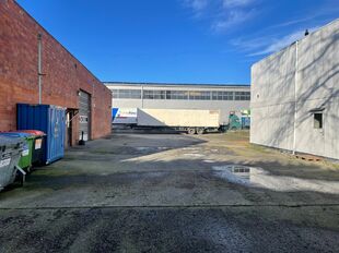 Het betreft de verhuur van een representatief bedrijfsgebouw te Verrebroek. Dit bedrijfsgebouw geniet een uitstekende ligging nabij enkele belangrijke invalswegen zoals de E34 en de Ring van Antwerpen. Hierdoor geniet deze eveneens een zeer goede en vlott