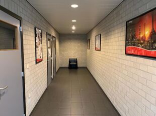 Het betreft de verhuur van een representatief bedrijfsgebouw te Verrebroek. Dit bedrijfsgebouw geniet een uitstekende ligging nabij enkele belangrijke invalswegen zoals de E34 en de Ring van Antwerpen. Hierdoor geniet deze eveneens een zeer goede en vlott