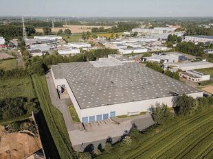 Het betreft de verhuur van een logistiek magazijn gelegen langs de Leuvensesteenweg in Boortmeerbeek. Dit gebouw geniet een uitstekende en strategische ligging en is perfect gelegen langs de N26, tussen Brussel en Leuven, en biedt directe verbindingen na