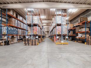 Het betreft de verhuur van een logistiek magazijn gelegen langs de Leuvensesteenweg in Boortmeerbeek. Dit gebouw geniet een uitstekende en strategische ligging en is perfect gelegen langs de N26, tussen Brussel en Leuven, en biedt directe verbindingen na