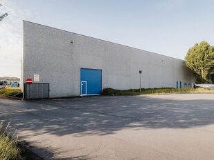 Het betreft de verhuur van een logistiek magazijn gelegen langs de Leuvensesteenweg in Boortmeerbeek. Dit gebouw geniet een uitstekende en strategische ligging en is perfect gelegen langs de N26, tussen Brussel en Leuven, en biedt directe verbindingen na