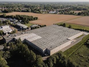 Het betreft de verhuur van een logistiek magazijn gelegen langs de Leuvensesteenweg in Boortmeerbeek. Dit gebouw geniet een uitstekende en strategische ligging en is perfect gelegen langs de N26, tussen Brussel en Leuven, en biedt directe verbindingen na