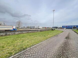 Op een centrale locatie te Dendermonde, gelegen in de industriezone 'Hoogveld', bieden wij deze logistieke ruimte te huur aan op een terrein van ca 25 323 m². Deze logistieke ruimte ligt op 1 minuut rijden van de N41 (Rijksweg) en is tevens gelegen nabij