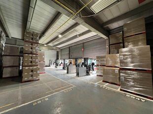 Op een centrale locatie te Dendermonde, gelegen in de industriezone 'Hoogveld', bieden wij deze logistieke ruimte te huur aan op een terrein van ca 25 323 m². Deze logistieke ruimte ligt op 1 minuut rijden van de N41 (Rijksweg) en is tevens gelegen nabij