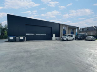 Op bedrijventerrein 'Rijkmaker' te Essen bieden we dit representatief bedrijfsgebouw te huur aan. Het betreft een gebouw met een oppervlakte van ca.490 m², bestaande uit 450 m² opslagruimte en 40 m² kantoorruimte.
Het magazijn heeft een vrije hoogte