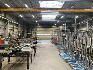 Op bedrijventerrein 'Rijkmaker' te Essen bieden we dit representatief bedrijfsgebouw te huur aan. Het betreft een gebouw met een oppervlakte van ca.490 m², bestaande uit 450 m² opslagruimte en 40 m² kantoorruimte.
Het magazijn heeft een vrije hoogte