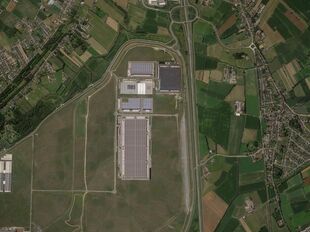 Het betreft de verhuur van een logistieke nieuwbouw-hub op een strategische locatie in het hart van North Sea Port, dewelke u vlot toegang geeft tot de binnenvaart en tot transport via de Noordzee. Daarnaast zijn de E40, E17 en E34 in een mum van tijd te