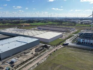Het betreft de verhuur van een logistieke nieuwbouw-hub op een strategische locatie in het hart van North Sea Port, dewelke u vlot toegang geeft tot de binnenvaart en tot transport via de Noordzee. Daarnaast zijn de E40, E17 en E34 in een mum van tijd te
