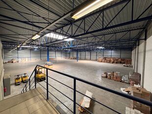Industrieel gebouw te huur in Hoogstraten