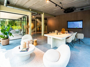 Het betreft de verhuur van een recent bedrijfsgebouw in het project 'Schietveld' te Kapellen. Het gebouw geniet een uitstekende ligging nabij de E19 (afrit Sint-Job-in-'t-Goor) en de gewestweg N1 (Antwerpen-Brussel).
Het gebouw heeft een oppervlakte van