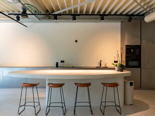 Het betreft de verhuur van een recent bedrijfsgebouw in het project 'Schietveld' te Kapellen. Het gebouw geniet een uitstekende ligging nabij de E19 (afrit Sint-Job-in-'t-Goor) en de gewestweg N1 (Antwerpen-Brussel).
Het gebouw heeft een oppervlakte van