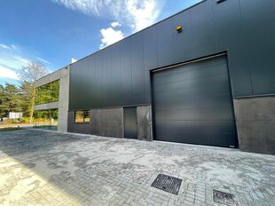 Het betreft de verhuur van een recent bedrijfsgebouw in het project 'Schietveld' te Kapellen. Het gebouw geniet een uitstekende ligging nabij de E19 (afrit Sint-Job-in-'t-Goor) en de gewestweg N1 (Antwerpen-Brussel).
Het gebouw heeft een oppervlakte van