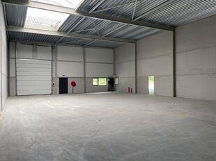 Het betreft de verhuur van een recent bedrijfsgebouw in het project 'Schietveld' te Kapellen. Het gebouw geniet een uitstekende ligging nabij de E19 (afrit Sint-Job-in-'t-Goor) en de gewestweg N1 (Antwerpen-Brussel).
Het gebouw heeft een oppervlakte van