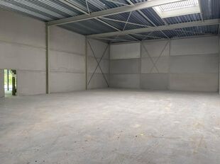 Het betreft de verhuur van een recent bedrijfsgebouw in het project 'Schietveld' te Kapellen. Het gebouw geniet een uitstekende ligging nabij de E19 (afrit Sint-Job-in-'t-Goor) en de gewestweg N1 (Antwerpen-Brussel).
Het gebouw heeft een oppervlakte van