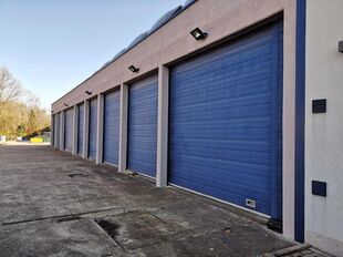 Het betreft de verhuur van een bedrijfsgebouw gelegen op een uitstekende locatie te Kontich. Het gebouw is gelegen langs de Koningin Astridlaan, dewelke goed bereikbaar is via de E19 (Antwerpen - Brussel) en de N1. 

Het gebouw heeft een oppervlakte van c
