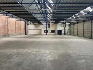 Het betreft de verhuur van een bedrijfsgebouw gelegen op een uitstekende locatie te Kontich. Het gebouw is gelegen langs de Koningin Astridlaan, dewelke goed bereikbaar is via de E19 (Antwerpen - Brussel) en de N1. 

Het gebouw heeft een oppervlakte van c
