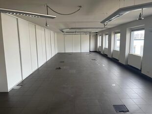 Het betreft de verhuur van een bedrijfsgebouw gelegen op een uitstekende locatie te Kontich. Het gebouw is gelegen langs de Koningin Astridlaan, dewelke goed bereikbaar is via de E19 (Antwerpen - Brussel) en de N1. 

Het gebouw heeft een oppervlakte van c