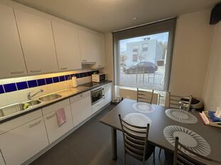 Het betreft de verhuur van een bedrijfsgebouw gelegen op een uitstekende locatie te Kontich. Het gebouw is gelegen langs de Koningin Astridlaan, dewelke goed bereikbaar is via de E19 (Antwerpen - Brussel) en de N1. 

Het gebouw heeft een oppervlakte van c