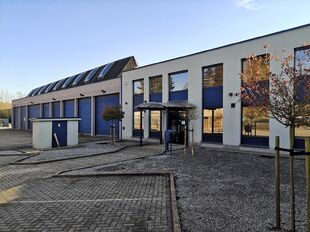 Het betreft de verhuur van een semi-industrieel gebouw gelegen op een uitstekende locatie te Kontich. Het gebouw is gelegen langs de Koningin Astridlaan, dewelke goed bereikbaar is via de E19 (Antwerpen - Brussel) en de N1. 

Het gebouw heeft een oppervla