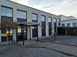 Het betreft de verhuur van een semi-industrieel gebouw gelegen op een uitstekende locatie te Kontich. Het gebouw is gelegen langs de Koningin Astridlaan, dewelke goed bereikbaar is via de E19 (Antwerpen - Brussel) en de N1. 

Het gebouw heeft een oppervla