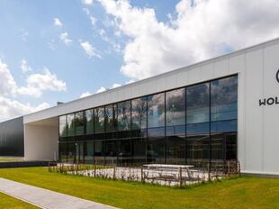 Op een strategische en uitstekend bereikbare locatie in Kontich bevindt zich dit instapklare en representatieve bedrijfsgebouw met een totale oppervlakte van 2.673 m&sup2;. Het pand combineert functionaliteit, ruimte en een verzorgde uitstraling, en vormt daa