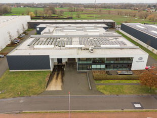 Op een strategische en uitstekend bereikbare locatie in Kontich bevindt zich dit instapklare en representatieve bedrijfsgebouw met een totale oppervlakte van 2.673 m&sup2;. Het pand combineert functionaliteit, ruimte en een verzorgde uitstraling, en vormt daa