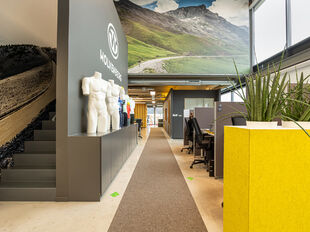 Op een strategische en uitstekend bereikbare locatie in Kontich bevindt zich dit instapklare en representatieve bedrijfsgebouw met een totale oppervlakte van 2.673 m&sup2;. Het pand combineert functionaliteit, ruimte en een verzorgde uitstraling, en vormt daa