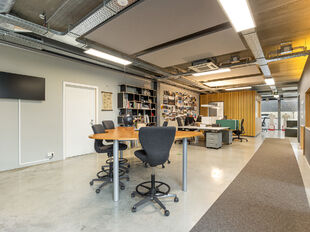 Op een strategische en uitstekend bereikbare locatie in Kontich bevindt zich dit instapklare en representatieve bedrijfsgebouw met een totale oppervlakte van 2.673 m&sup2;. Het pand combineert functionaliteit, ruimte en een verzorgde uitstraling, en vormt daa