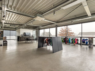 Op een strategische en uitstekend bereikbare locatie in Kontich bevindt zich dit instapklare en representatieve bedrijfsgebouw met een totale oppervlakte van 2.673 m&sup2;. Het pand combineert functionaliteit, ruimte en een verzorgde uitstraling, en vormt daa