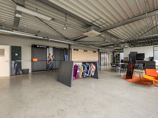 Op een strategische en uitstekend bereikbare locatie in Kontich bevindt zich dit instapklare en representatieve bedrijfsgebouw met een totale oppervlakte van 2.673 m&sup2;. Het pand combineert functionaliteit, ruimte en een verzorgde uitstraling, en vormt daa