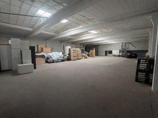 Dit bedrijfsgebouw is strategisch gelegen aan de Berlaarsesteenweg in Lier, met een uitstekende bereikbaarheid dankzij de onmiddellijke nabijheid van de ring. Deze centrale ligging zorgt voor een vlotte verbinding met omliggende steden en belangrijke inva