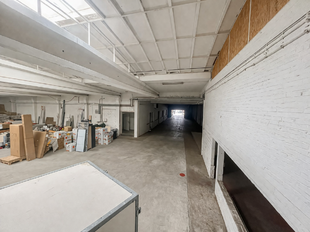 Dit bedrijfsgebouw is strategisch gelegen aan de Berlaarsesteenweg in Lier, met een uitstekende bereikbaarheid dankzij de onmiddellijke nabijheid van de ring. Deze centrale ligging zorgt voor een vlotte verbinding met omliggende steden en belangrijke inva