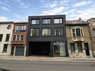 Dit bedrijfsgebouw is strategisch gelegen aan de Berlaarsesteenweg in Lier, met een uitstekende bereikbaarheid dankzij de onmiddellijke nabijheid van de ring. Deze centrale ligging zorgt voor een vlotte verbinding met omliggende steden en belangrijke inva