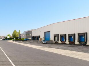 Het betreft een gerenoveerd industrieel gebouw gelegen te Londerzeel. De site geniet een uitstekende ligging nabij de A12 (Antwerpen - Brussel), de N16 (Mechelen - Sint-Niklaas) en de containerterminal van Willebroek.
De unit heeft een oppervlakte van c