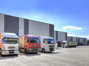 Het betreft de verhuur van een logistiek magazijn van 6.383 m&sup2; met 82 m&sup2; kantoorruimte te huur in Mechelen, in de industriezone Mechelen Noord 1, dewelke een uitstekende ligging geniet nabij de E19 (Brussel &ndash; Antwerpen).

Het gebouw heeft een vrije ho