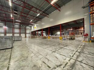 Het betreft de verhuur van een logistiek magazijn van 6.383 m&sup2; met 82 m&sup2; kantoorruimte te huur in Mechelen, in de industriezone Mechelen Noord 1, dewelke een uitstekende ligging geniet nabij de E19 (Brussel &ndash; Antwerpen).

Het gebouw heeft een vrije ho
