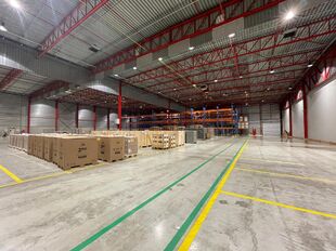 Het betreft de verhuur van een logistiek magazijn van 6.383 m&sup2; met 82 m&sup2; kantoorruimte te huur in Mechelen, in de industriezone Mechelen Noord 1, dewelke een uitstekende ligging geniet nabij de E19 (Brussel &ndash; Antwerpen).

Het gebouw heeft een vrije ho