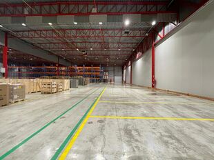 Het betreft de verhuur van een logistiek magazijn van 6.383 m&sup2; met 82 m&sup2; kantoorruimte te huur in Mechelen, in de industriezone Mechelen Noord 1, dewelke een uitstekende ligging geniet nabij de E19 (Brussel &ndash; Antwerpen).

Het gebouw heeft een vrije ho