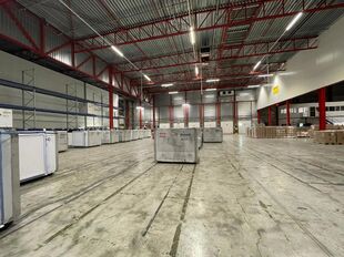 Het betreft de verhuur van een logistiek magazijn van 6.383 m&sup2; met 82 m&sup2; kantoorruimte te huur in Mechelen, in de industriezone Mechelen Noord 1, dewelke een uitstekende ligging geniet nabij de E19 (Brussel &ndash; Antwerpen).

Het gebouw heeft een vrije ho