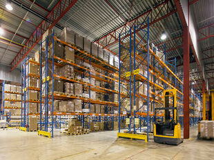 Het betreft de verhuur van een logistiek magazijn van 6.383 m&sup2; met 82 m&sup2; kantoorruimte te huur in Mechelen, in de industriezone Mechelen Noord 1, dewelke een uitstekende ligging geniet nabij de E19 (Brussel &ndash; Antwerpen).

Het gebouw heeft een vrije ho