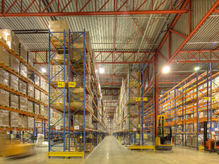 Het betreft de verhuur van een logistiek magazijn van 6.383 m&sup2; met 82 m&sup2; kantoorruimte te huur in Mechelen, in de industriezone Mechelen Noord 1, dewelke een uitstekende ligging geniet nabij de E19 (Brussel &ndash; Antwerpen).

Het gebouw heeft een vrije ho