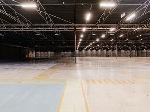 Het betreft een logistieke site gelegen aan de Blarenberglaan 19 in Industriezone Mechelen-Noord, met uitstekende visibiliteit langs de E19 Antwerpen&ndash;Brussel.

De site omvat 8.691 m&sup2; magazijn, ca. 3.200 m&sup2; gerenoveerde kantoren (gelijkvloers + verdiep