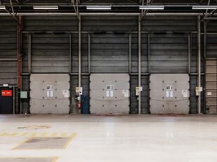 Het betreft een logistieke site gelegen aan de Blarenberglaan 19 in Industriezone Mechelen-Noord, met uitstekende visibiliteit langs de E19 Antwerpen&ndash;Brussel.

De site omvat 8.691 m&sup2; magazijn, ca. 3.200 m&sup2; gerenoveerde kantoren (gelijkvloers + verdiep